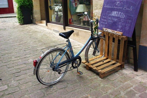 Durable Cycle Stand of Pallet Wood