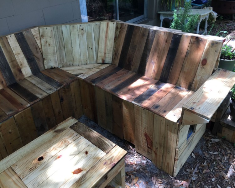 DIY Pallets Patio Corner Bench with Table | Pallet Ideas