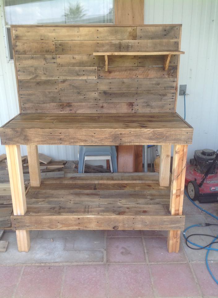 Potting Bench Made with Wooden Pallets | Pallet Ideas