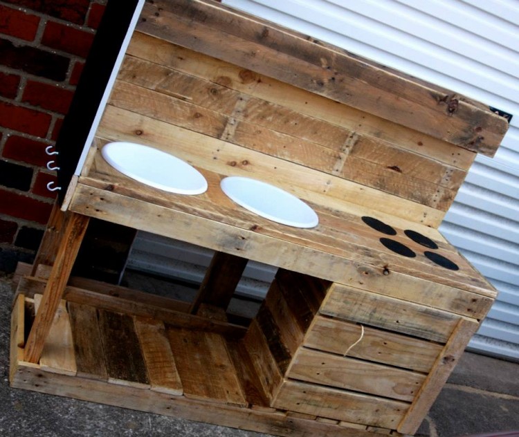 Reclaimed Pallet Mud Kitchen | Pallet Ideas