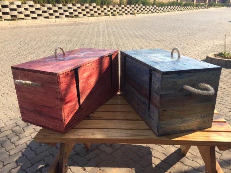 how to build a toy box out of pallets