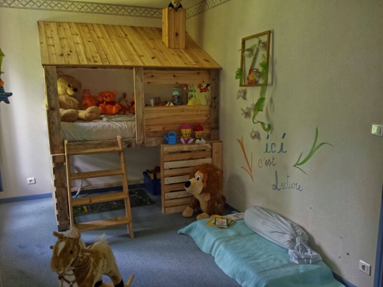 Pallets Made Log Cabin Kids Bed by: Coco Delile