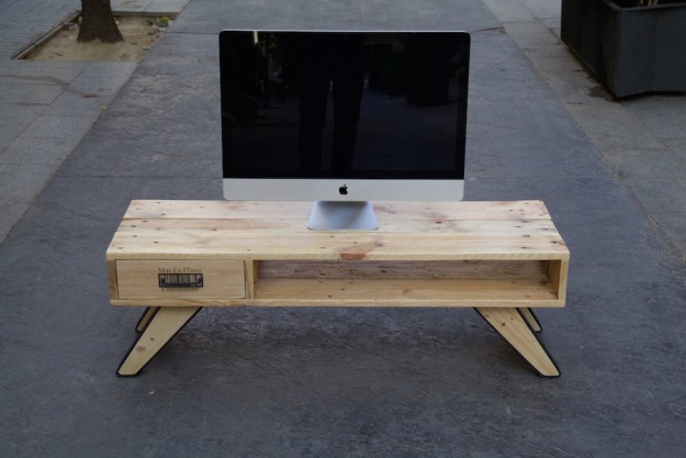 Featured image of post Homemade Pallet Wood Tv Stand / Make sure that the wooden pallets are thick and sturdy enough to hold your tv.