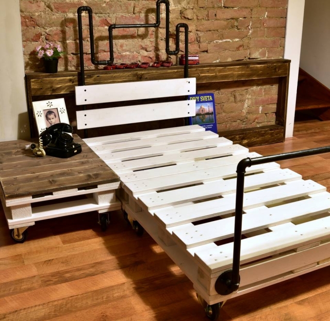 Reclaimed Wood Pallet Bed with Pipes | Pallet Ideas