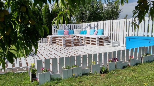 Pallet Garden Decor Deck