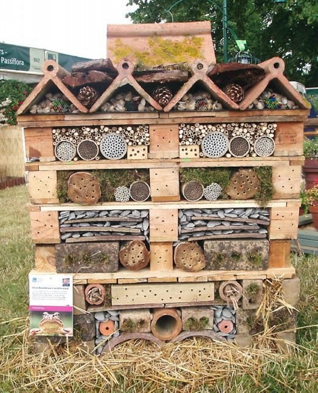 Pallet Made Bugs Insects Houses Pallet Ideas pallet-made-bugs-insects-houses-pallet-ideas
