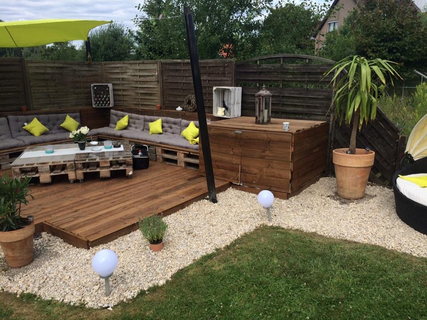 Recycled Pallet Garden Deck with Furniture | Pallet Ideas