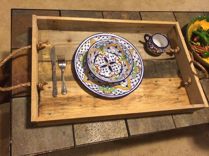 Dinner-Trays-with-Wooden-Pallets