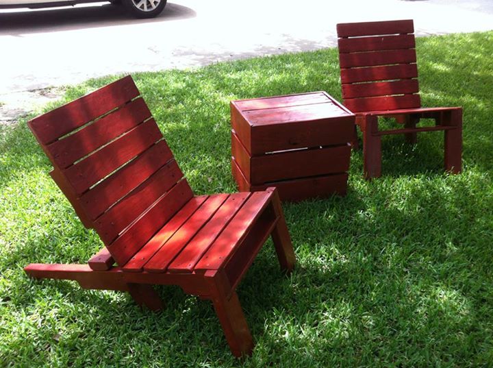 Outdoor Pallets Chairs with Stool