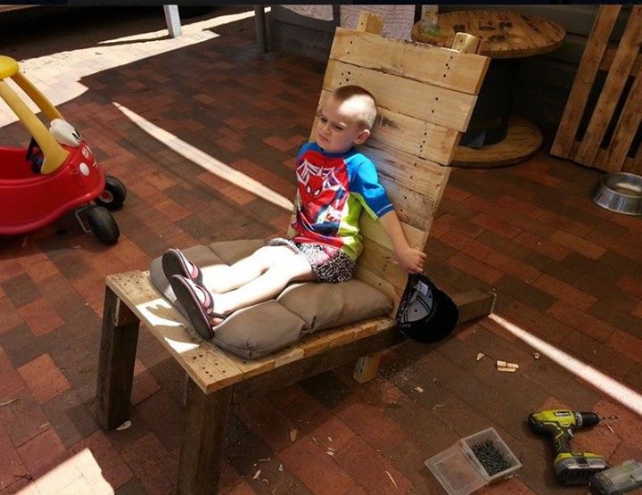 Pallets-Table-Recycled-To-Chair