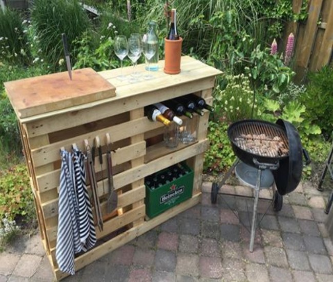 DIY-BBQ-Side-Table-with-Pallets-Wood