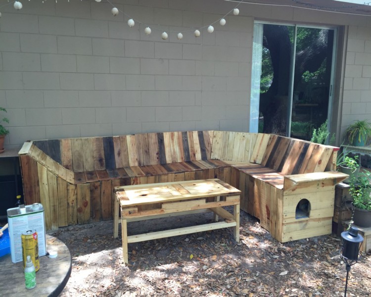 DIY Pallets Patio Corner Bench with Table