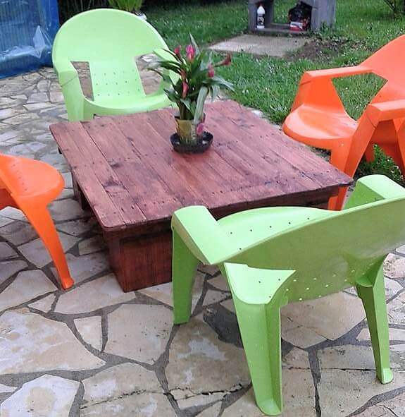 DIY-Outdoor-Pallets-Garden-Table