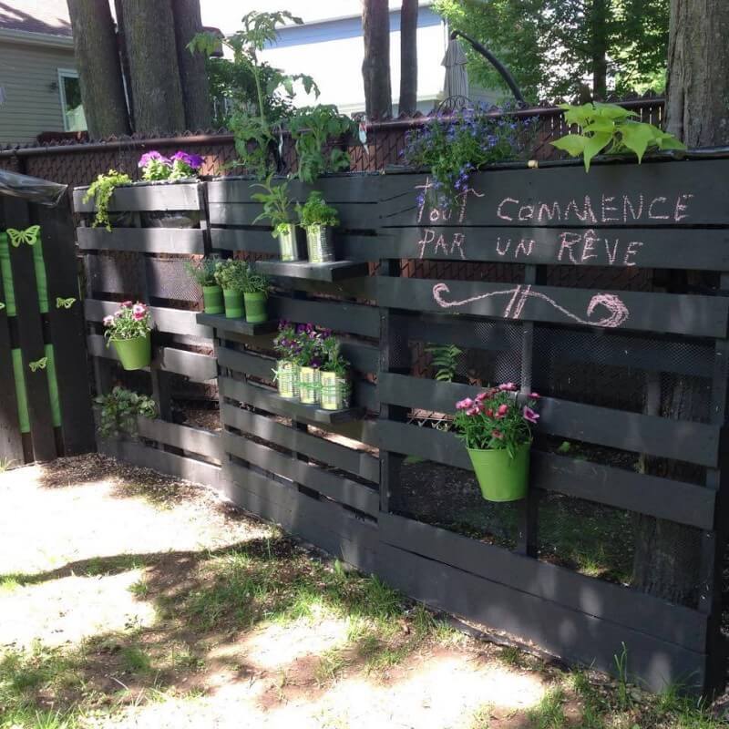 Pallets-Decorated-Garden