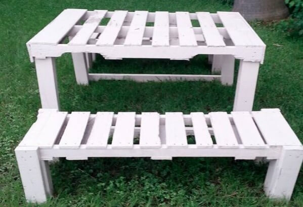 Pallets-Picnic-Table-with-Benches