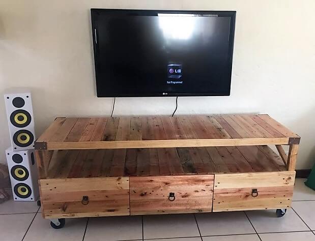 Pallet-Rustic-TV-Stand