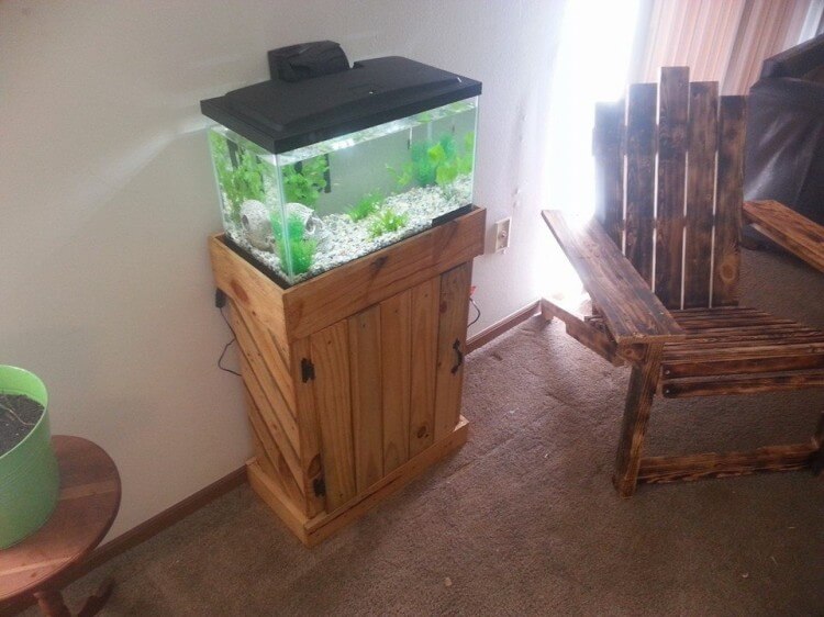 Pallets-Fish-Tank-Stand