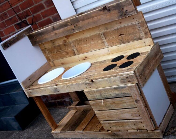 Reclaimed-Pallet-Mud-Kitchen