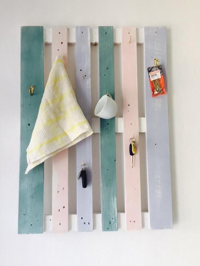 Wood-Pallet-Made-Hanger