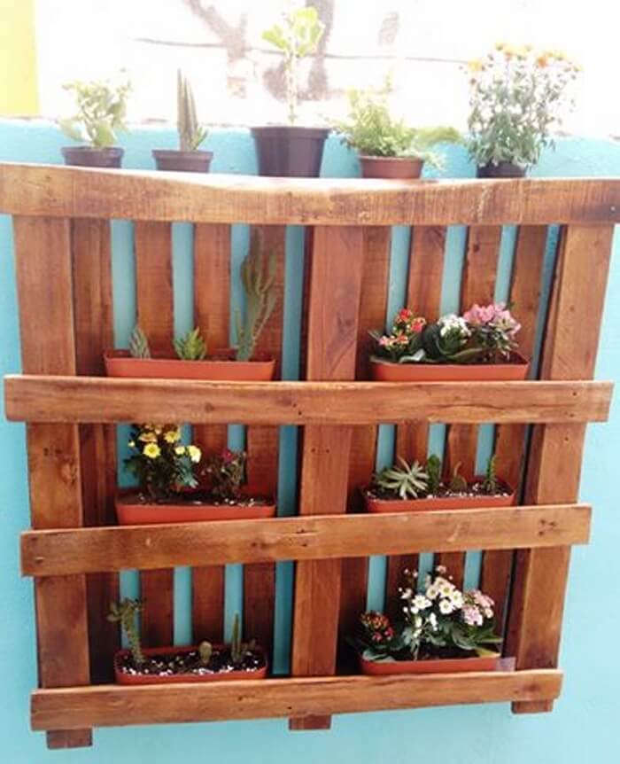 Hanging-Garden-Out-of-Wooden-Pallet