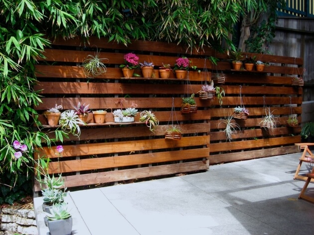 pallet-fence-cum-planters