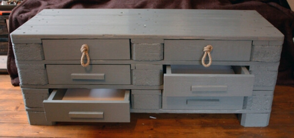 Upcycled-Wood-Pallet-Table
