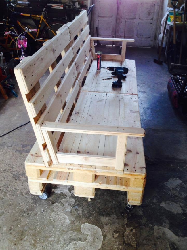 Diy Pallet Sofa On Wheels Ideas, Building A Sofa From Pallets