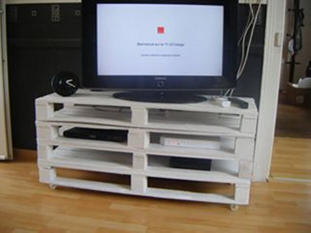 DIY-Pallet-TV-Stand-on-Wheels