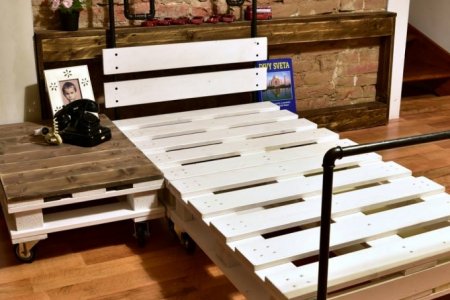 Reclaimed Wood Pallet Bed with Pipes