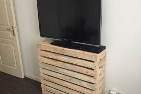Simple Pallet TV Stand Idea