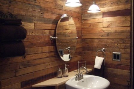 Using Old Pallets for Bathroom