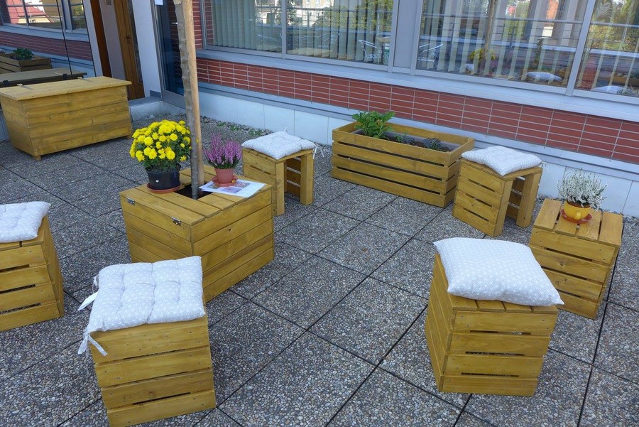 pallet-outdoor-furniture-and-planters