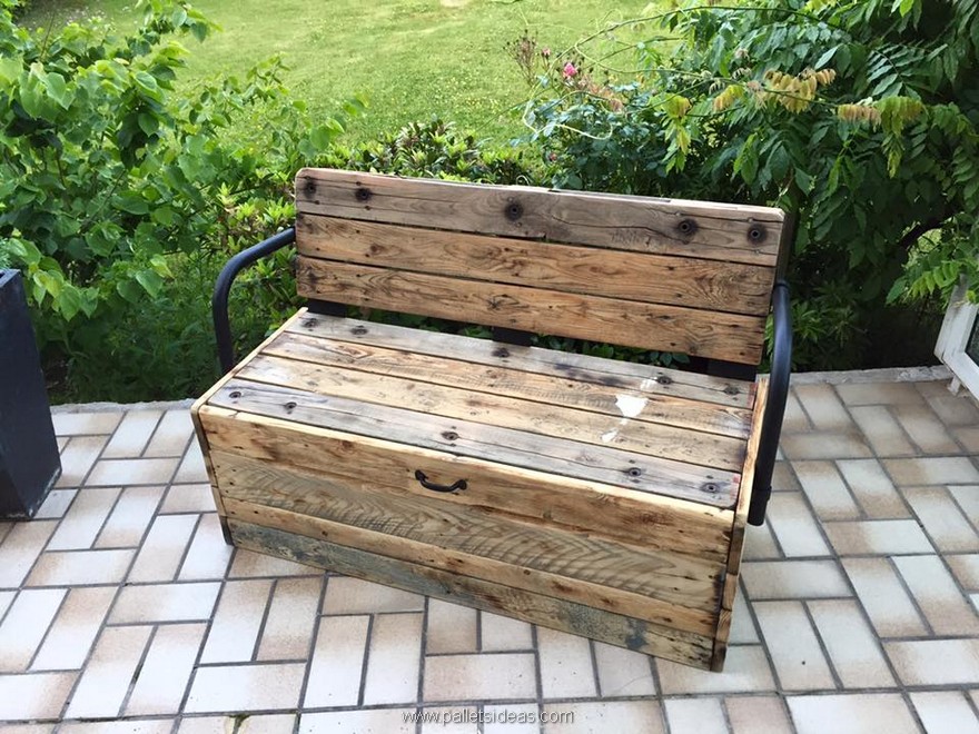 reclaimed-wood-pallet-bench