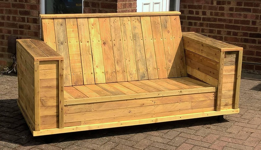 recycled-wood-pallet-patio-bench-couch