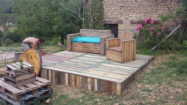 Pallets-Stage-With-Furniture